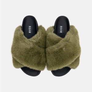 Roam Cloud Fuzzy Slide Slippers